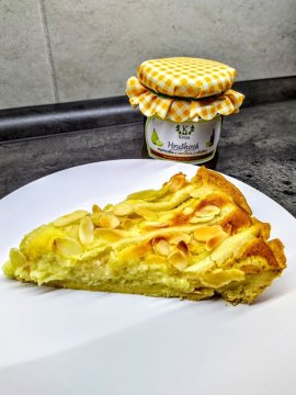 Koláč s hruškovou marmeládou, mandlemi a drobenkou